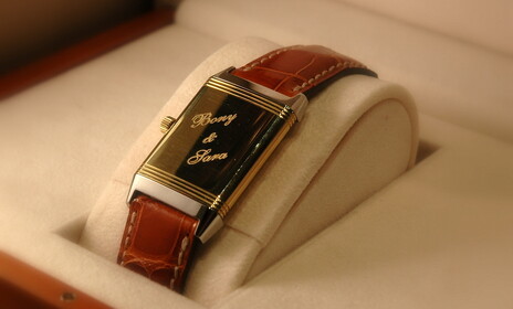 Ozdobne grawerowanie na złotej kopercie zegarka Jaeger Le Coultre